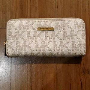 Michael Kors Zippy Wallet